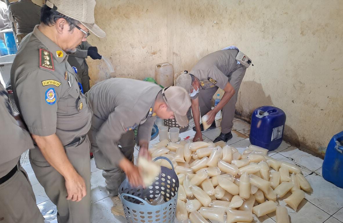 Satuan Polisi Pamong Praja (Satpol PP) Kota Banjarbaru mengamankan minuman keras tradisional