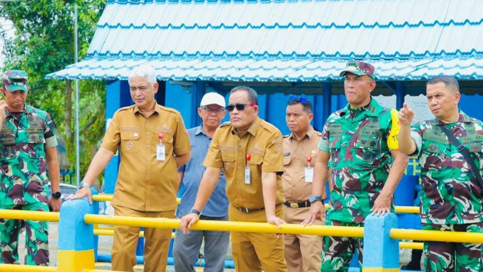 Ketua Tim Pengawasan dan Evaluasi (Wasev) TMMD, Kolonel Infanteri Amarullah, didampingi Bupati HSU, Sahrujani, melihat Polder Alabio dan progres TMMD di Kecamatan Sungai Pandan.