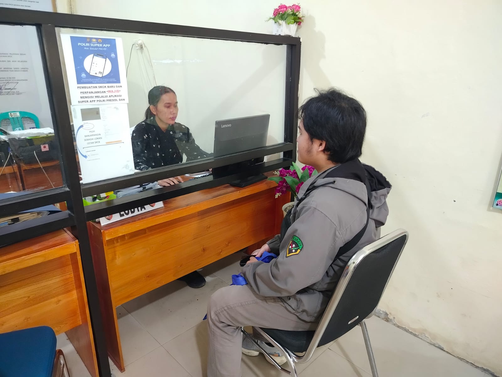 Suasana pelayanan SKCK di Polresta Banjarmasin terpantau normal selama Ramadan. Pemohon kini banyak memanfaatkan layanan online melalui SuperApp Presisi Polri.