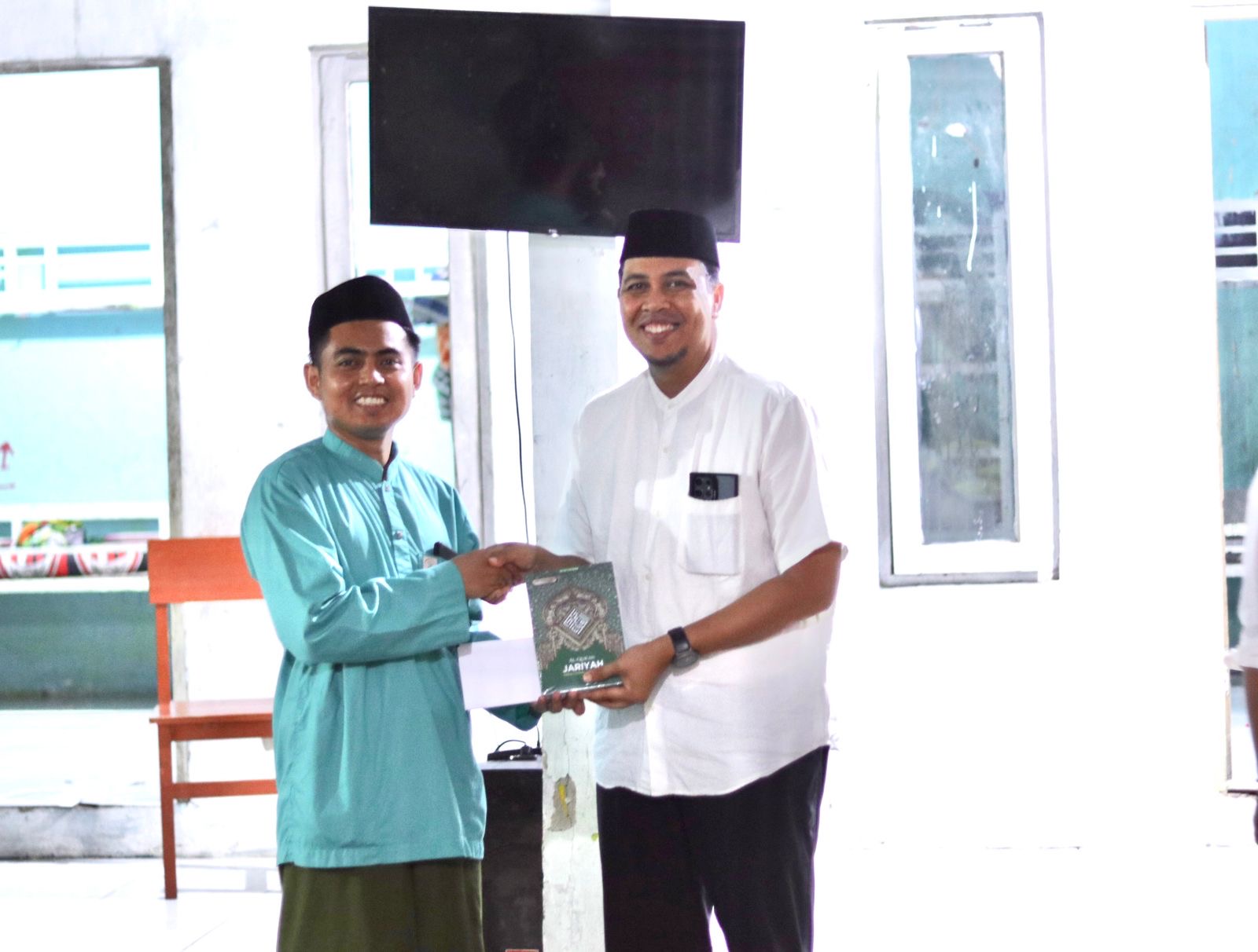 MENYERAHKAN: BBSO Head PT PAMA Arif Cahyadi menyerahkan Alquran dan santunan