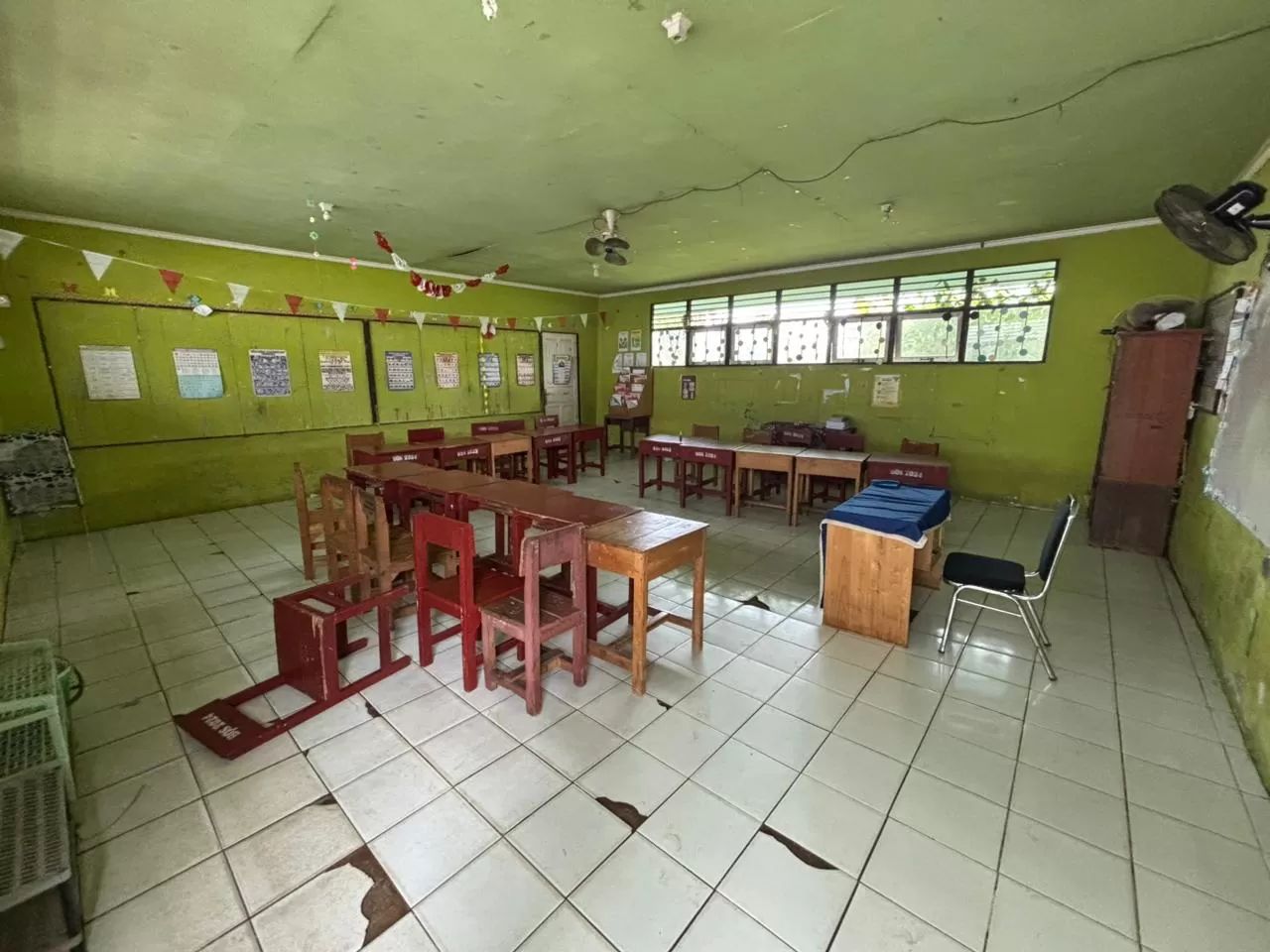MELINGKAR: Sejumlah kursi meja siswa SDN Sungai Lulut 3 dibuat melingkar karena lantai kelas yang melengkung. (Foto: Zulvan Rahmatan/Radar Banjarmasin)