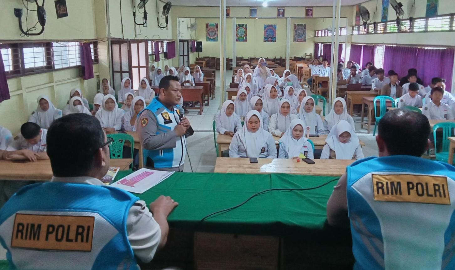 EDUKASI: Anggota SDM Polres HSU melaksanakan sosialisasikan penerimaan Anggota Polri 2026 di SMAN 1 Amuntai, Rabu (4/3). (Foto: M.Akbar/Radar Banjarmasin)