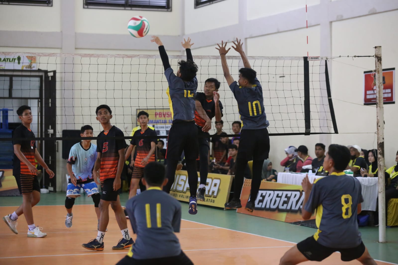 Sejumlah atlet pelajar saling beradu kemampuan dalam salah satu pertandingan cabang olahraga yang dipertandingkan pada ajang POPDA Kalsel sebagai bagian dari pembinaan menuju Pra Popnas 2026. (M Idris