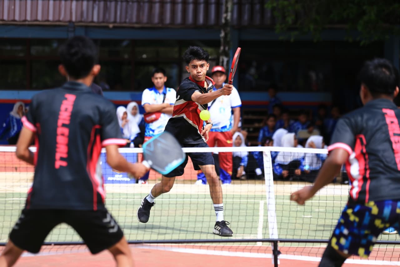 Sejumlah peserta bermain pickleball saat kegiatan ngabuburit yang digelar PB IPF sebagai upaya memperkenalkan olahraga tersebut kepada masyarakat. (M Idris Jian Sidik)
