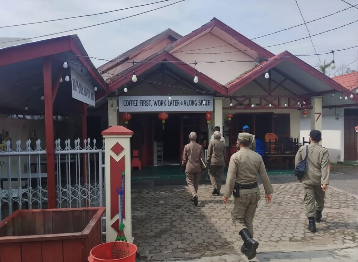 Satpol PP Banjarbaru mendapati warung tetap buka dan melayani makan minum di tempat pada pagi hari saat Ramadan (satpol PP untuk Radar Banjarmasin)