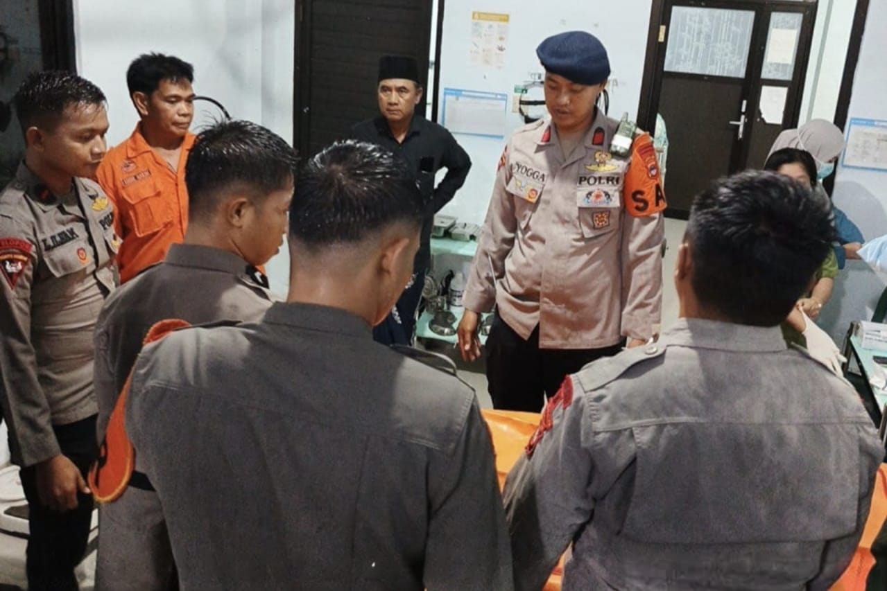 EVAKUASI: Petugas kepolisian dan tim gabungan mengevakuasi jasad pemuda yang tenggelam di Air Terjun Mandin Damar di Puskesmas Mantewe, Tanah Bumbu. (Foto: PKJR Tanah Bumbu)