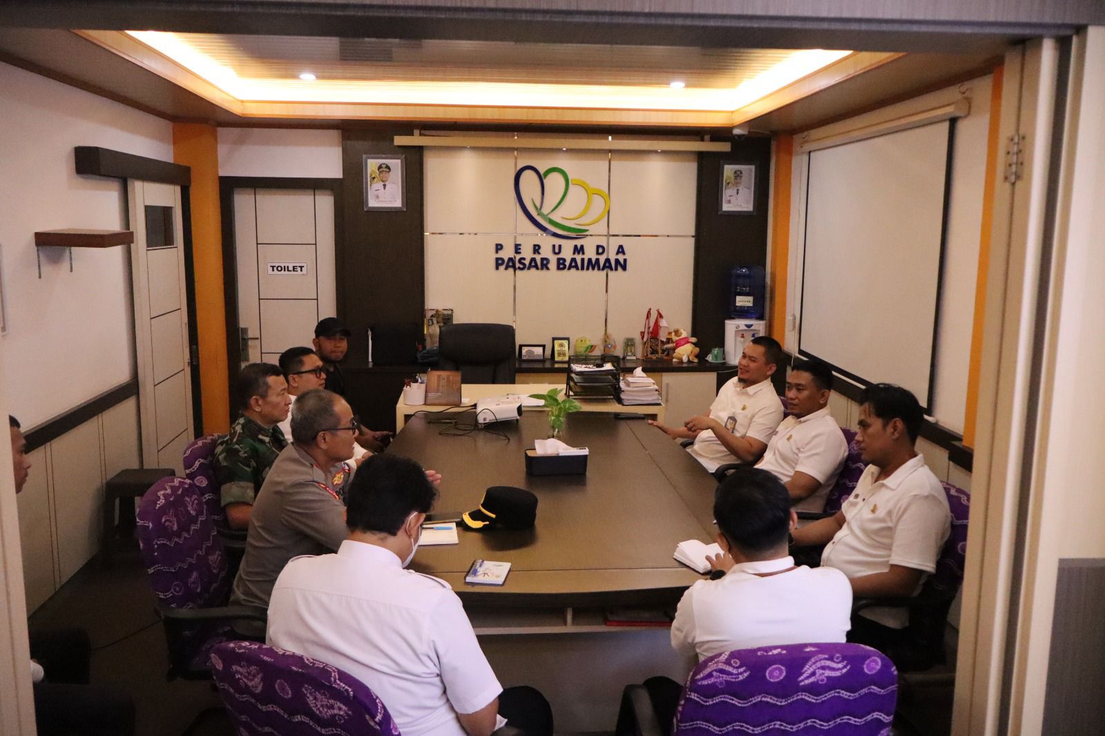 Rapat gabungan yang digelar Perumda Pasar Banjarmasin bersama TNI, Polri dan Satpol PP menindaklanjuti terkait maraknya praktik pungli. (Hafizh untuk Radar Banjarmasin)