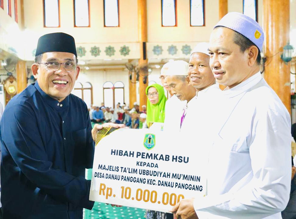 MOMEN:Bupati Kabupaten Hulu Sungai Utara (HSU), H Sahrujani menyerahkan bantuan hibah keagamaan pada yayasan keagamaan yang ada di Kecamatan Danau Panggang, Selasa (3/3/2026).