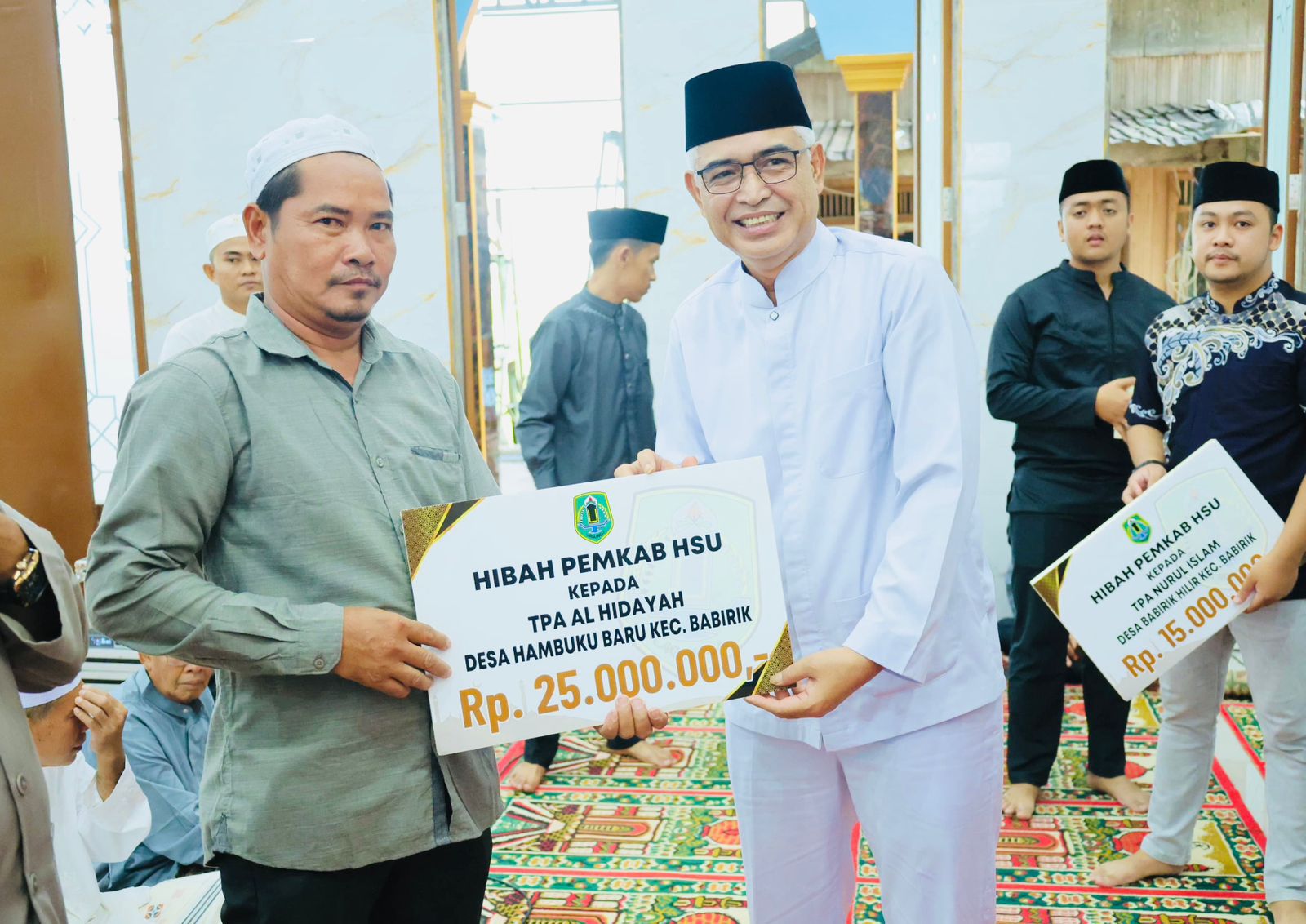 MOMEN: Wakil Bupati Kabupaten HSU, Hero Setiawan menyerahkan bantuan hibah keagamaan saat Safari Ramadan di Kecamatan Babirik, Selasa (3/3/2026).