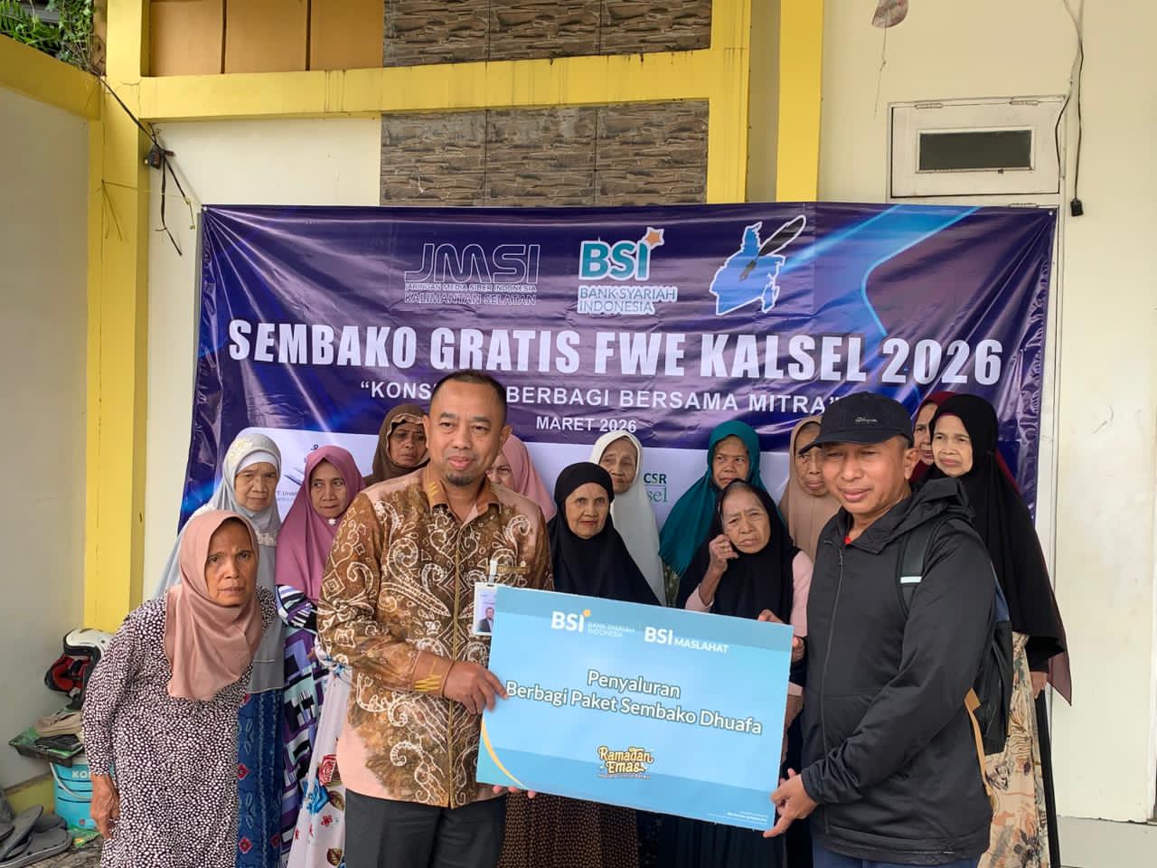 BERBAGI:Regional CEO BSI RO IX Kalimantan, Saefudin Suria Hidayat melalui Ritel Financing Business Deputy, Ikhsan Amin Baso saat penyerahan sembako secara simbolis untuk kaum dhuafa, Rabu (4/3/2026). 