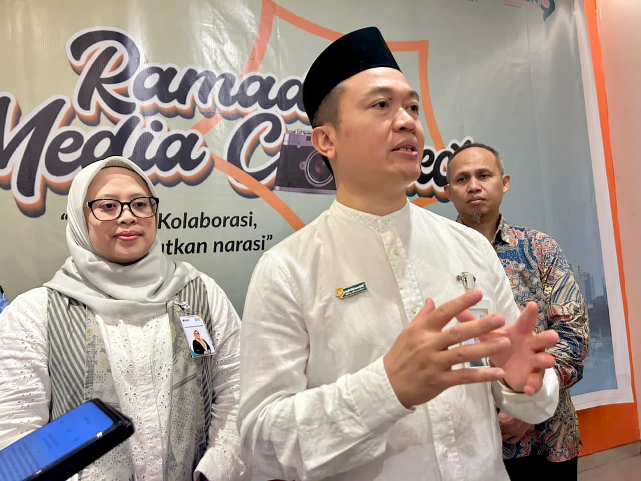 TEMU MEDIA: Regional CEO BSI RO IX Kalimantan, Saefudin Suria Hidayat dalam sesi wawancara bersama media Kalsel.  