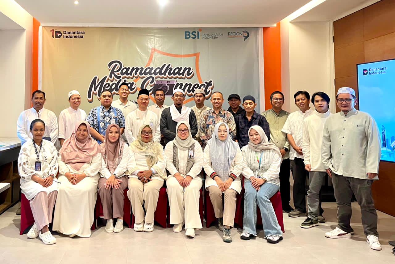  ABADIKAN MOMEN: Manajemen BSI RO IX Kalimantan bersama Perwakilan media massa Kalsel berfoto bersama.