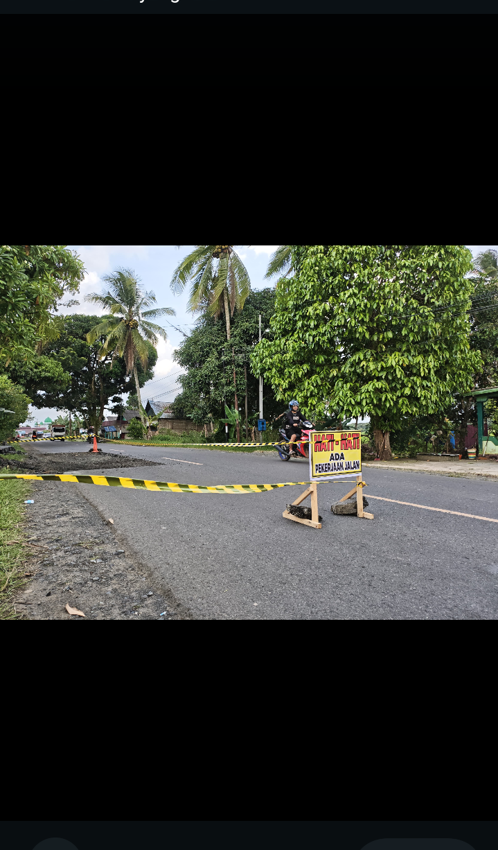DIPERBAIKI: Pengendara melintas di dekat lokasi perbaikan jalan nasional yang ditutup sementara di Kabupaten Tanah Bumbu. (Foto: Zulqarnain/Radar Banjarmasin)