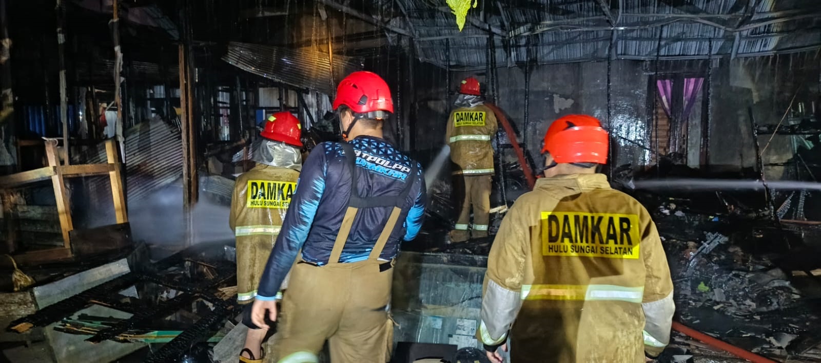 PEMADAMAN: Petugas saat memadamkan api di salah satu lokasi kebakaran saat bulan Februari 2026. 