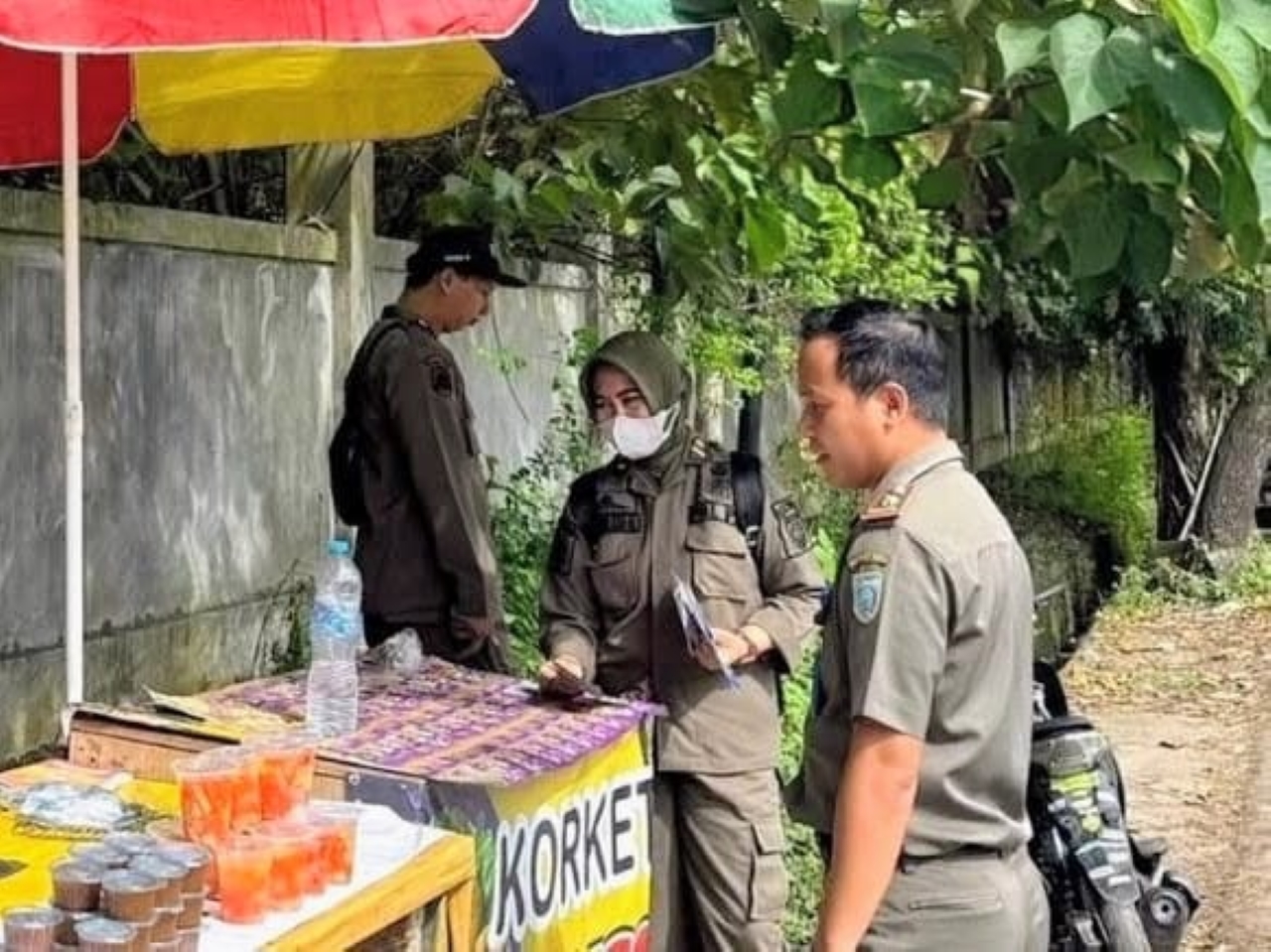 PERSUASIF: Petugas Satpol PP Kabupaten Banjar melakukan sosialisasi sekaligus patroli pengawasan Perda Ramadan di kawasan Martapura dan sekitarnya, Senin (2/3).