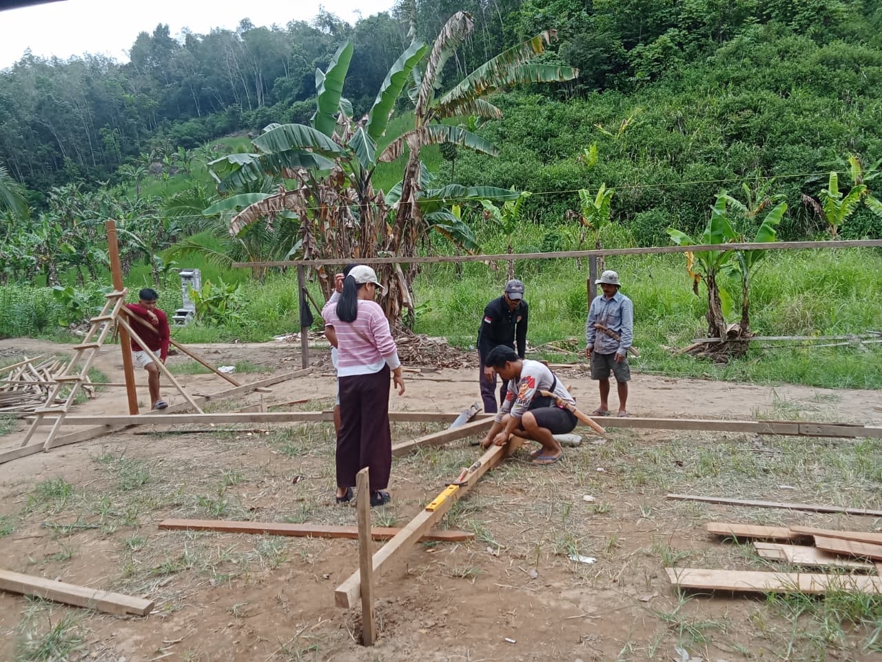 PEMULIHAN: Pokdarwis Karang Bintang Desa Ajung saat bergotong royong membangun kembali area parkir di Basecamp Gunung Hauk yang sebelumnya rusak akibat banjir besar awal tahun tadi.