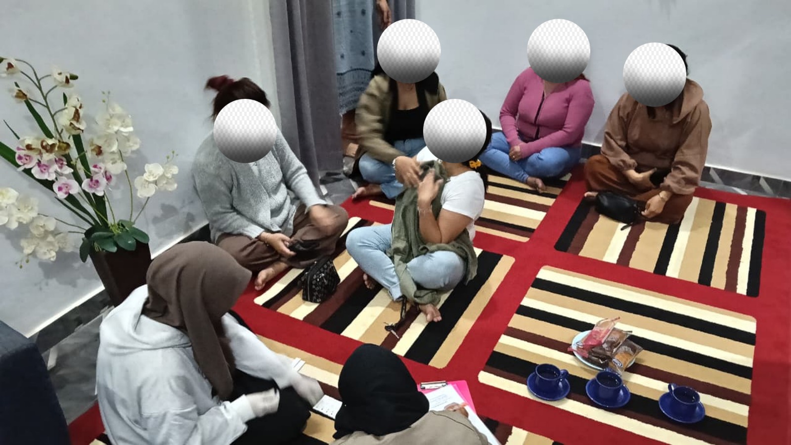 PENDAMPINGAN: Petugas kesehatan saat memberikan layanan edukasi dan pendampingan bagi warga untuk mendorong kesadaran deteksi dini HIV guna menekan angka penularan di Kabupaten Balangan.