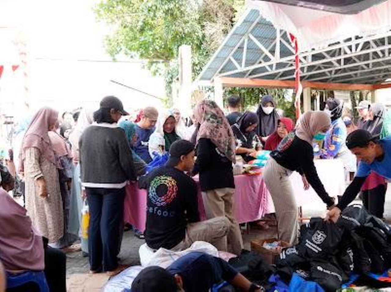 JALANKAN AMANAH: Petugas melayani pembelian paket sembako dalam Pasar Murah Ramadan 2026 di Kantor Kecamatan Banjarmasin Utara belum lama tadi.