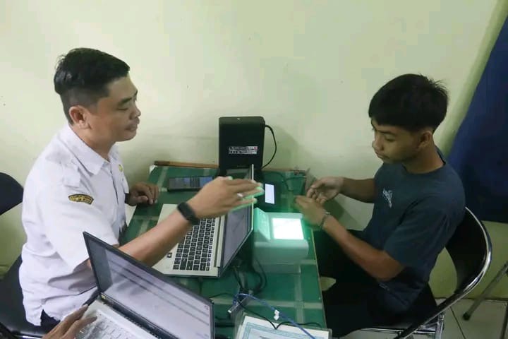  LAYANAN: Petugas Dukcapil saat memberikan pelayanan pembuatan KTP bagi warga Loksado.  