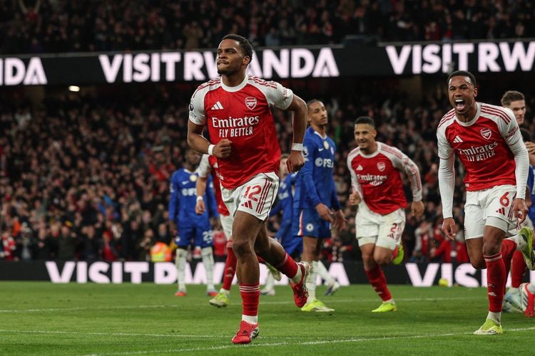 MERAYAKAN: Jurrien Timber (depan) merayakan gol dalam pertandingan sepak bola Liga Inggris antara Arsenal vs Chelsea di Stadion Emirates, Minggu (1/3).  (AFP/ADRIAN DENNIS)