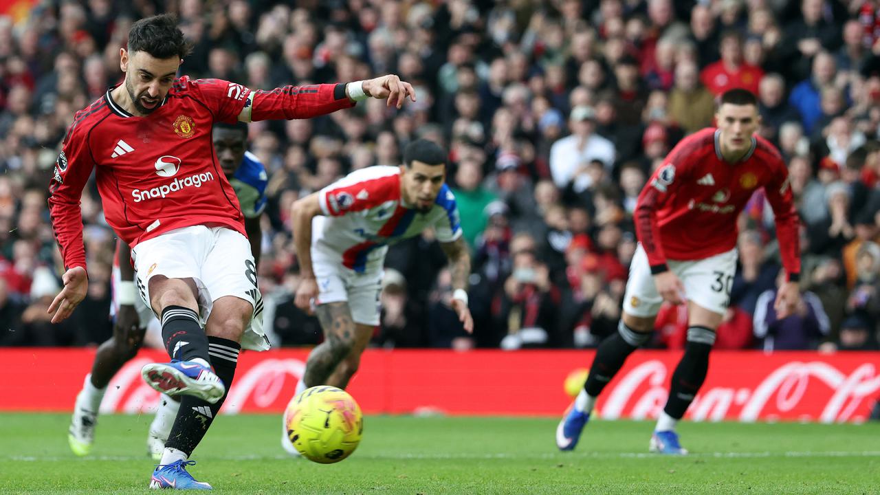 TEMBAKAN: Gelandang Manchester United, Bruno Fernandes, melepaskan tembakan dari titik penalti untuk mencetak gol pertama timnya saat melawan Crystal Palace di Old Trafford, Minggu (1/3).