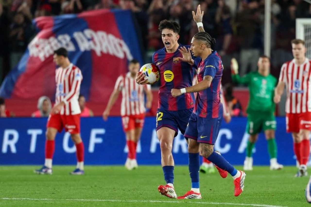 MERAYAKAN: Gelandang Barcelona Marc Bernal merayakan gol bersama Raphinha pada laga leg kedua semifinal Copa del Rey melawan Atletico Madrid di Stadion Camp Nou, Rabu (4/3). (AFP/LLUIS GENE)