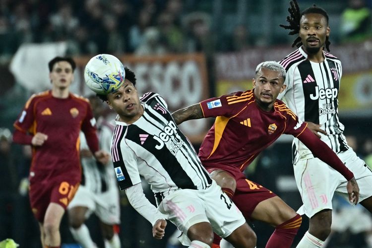 BEREBUT: Gelandang Juventus, Weston McKennie, dan bek Roma, Wesley, berebut bola pada laga Serie A Italia antara AS Roma dan Juventus di Stadion Olimpiade, Senin (2/3) dini hari WIB.