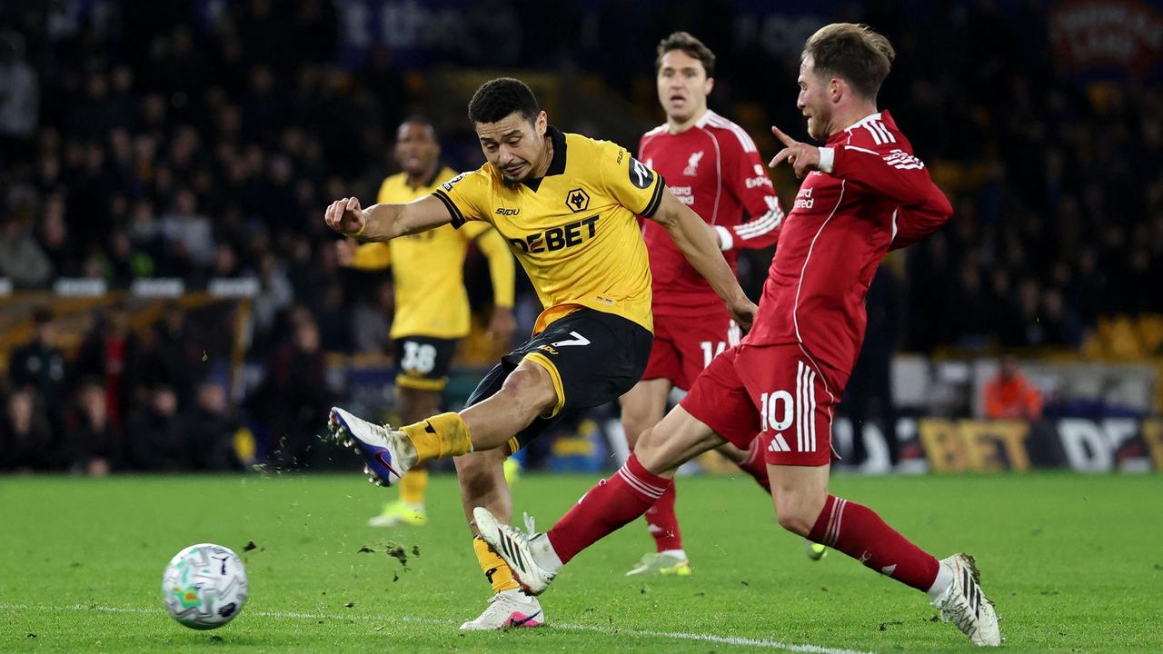 KUTUKAN: Mimpi buruk Liverpool datang pada menit injury time ketika pemain Wolves, Andre Trindade melepaskan tembakan dari luar kotak penalti.