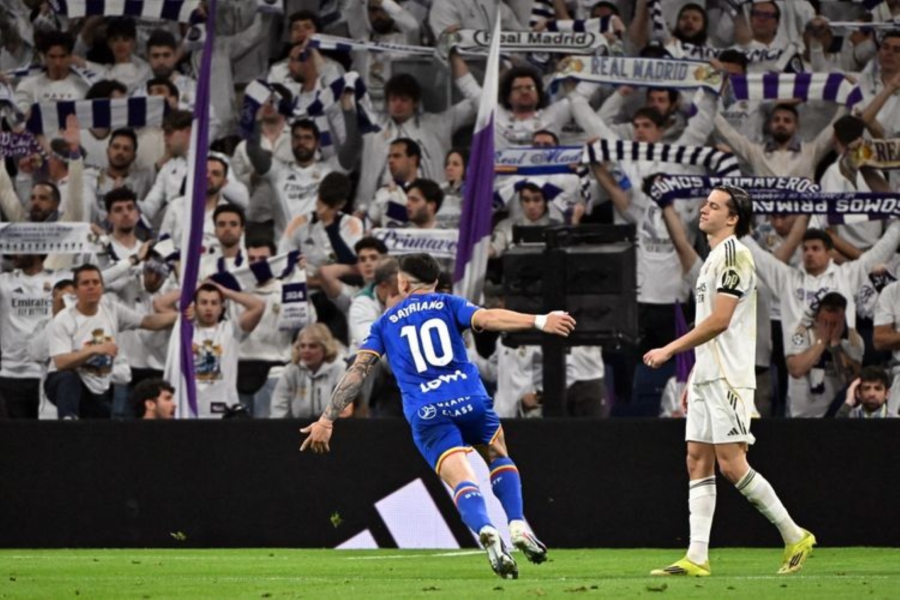 SELEBRASI: Momen selebrasi pemain Getafe, Martin Satriano usai membobol gawang Real Madrid di Stadion Santiago Bernabeu, Selasa (3/2) dini hari WIB. (AFP/JAVIER SORIANO)