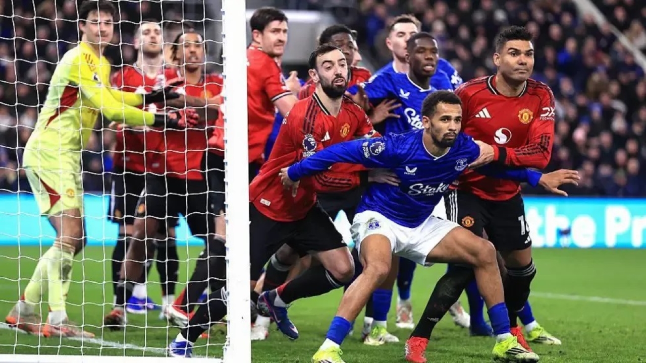 CHAOS: Suasana sepak pojok di Liga Inggris makin chaos. Dorong-dorongan, tarik-menarik, hingga aksi saling kunci di kotak enam yard kini jadi pemandangan yang hampir selalu ada.