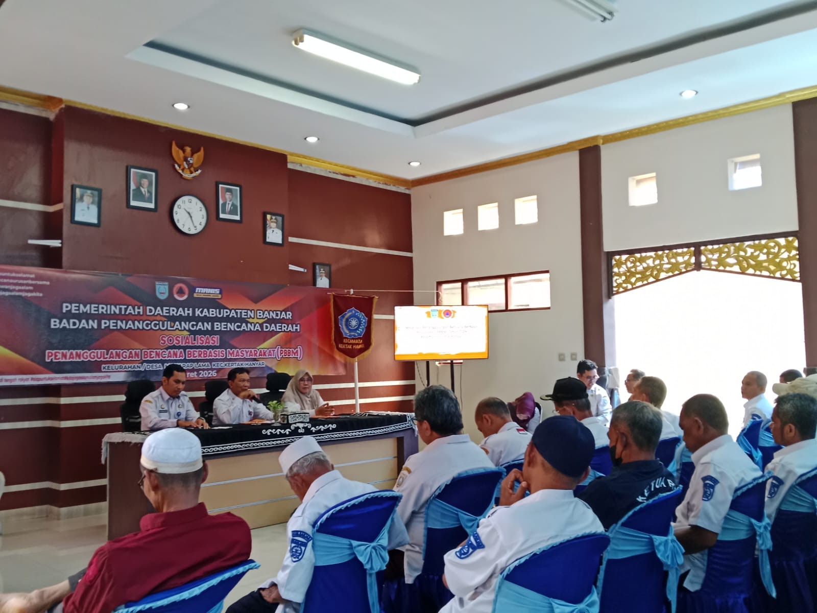 PELATIHAN: Suasana kegiatan pelatihan penguatan penanggulangan bencana berbasis masyarakat di Aula Kantor Camat Kertak Hanyar, Rabu (4/3/2026).