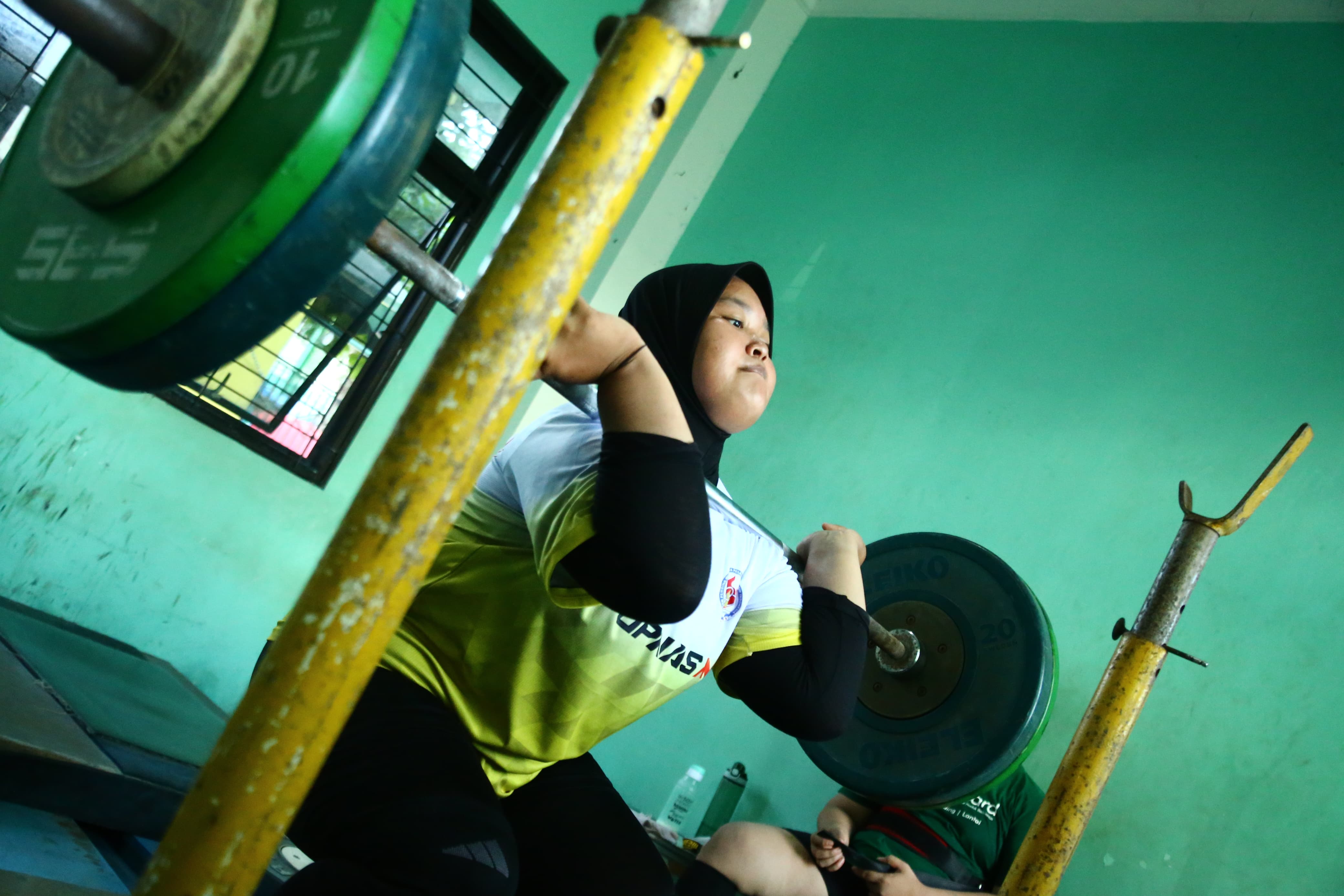 LATIHAN: Atlet angkat besi binaan Dispora Kalsel menjalani sesi latihan angkatan dalam program pembinaan Spobnas 2026. (M Idris Jian Sidik)