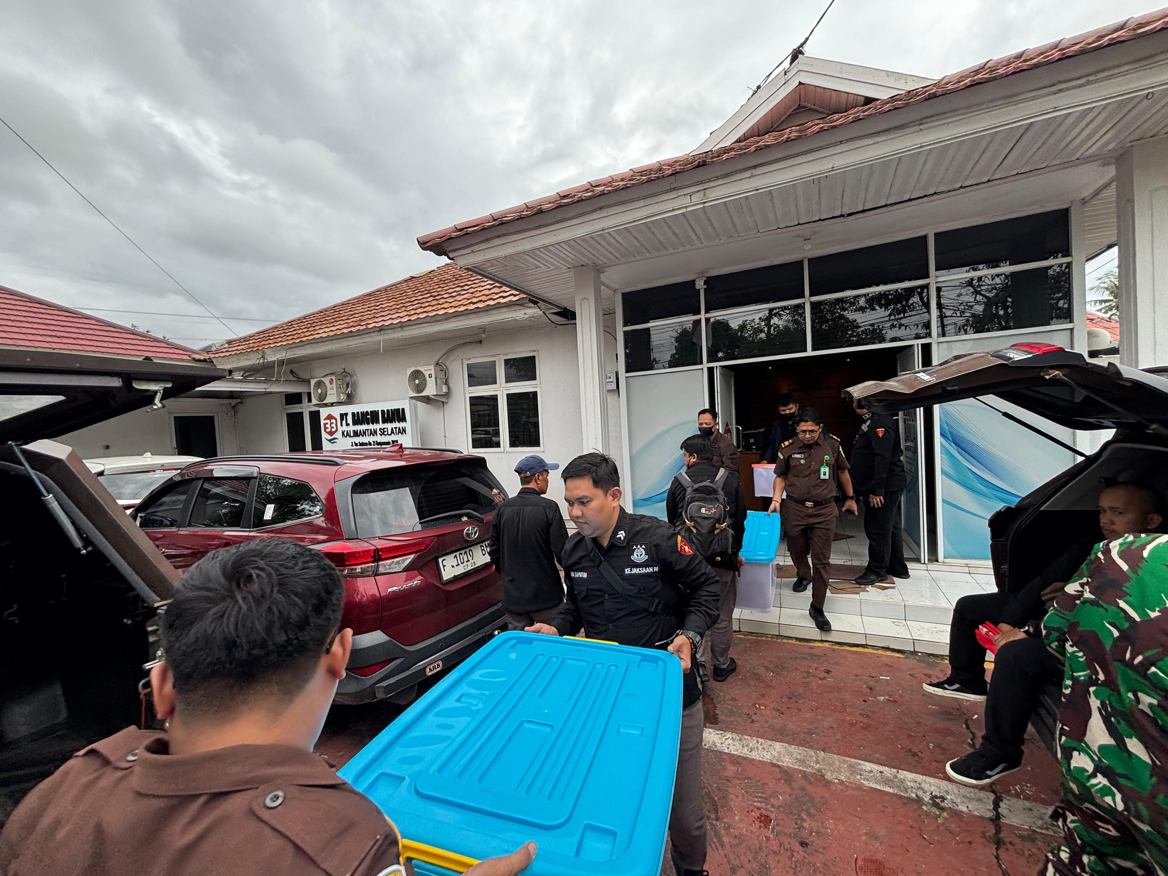 BAWA BERKAS: Penyidik dari Kejaksaan Tinggi Kalsel membawa sejumlah kontainer yang diduga berkaitan dengan dugaan korupsi di BUMD PT Bangun Banua, pada 9 Desember 2025 lalu. (ZULVAN/RADAR BANJARMASIN)