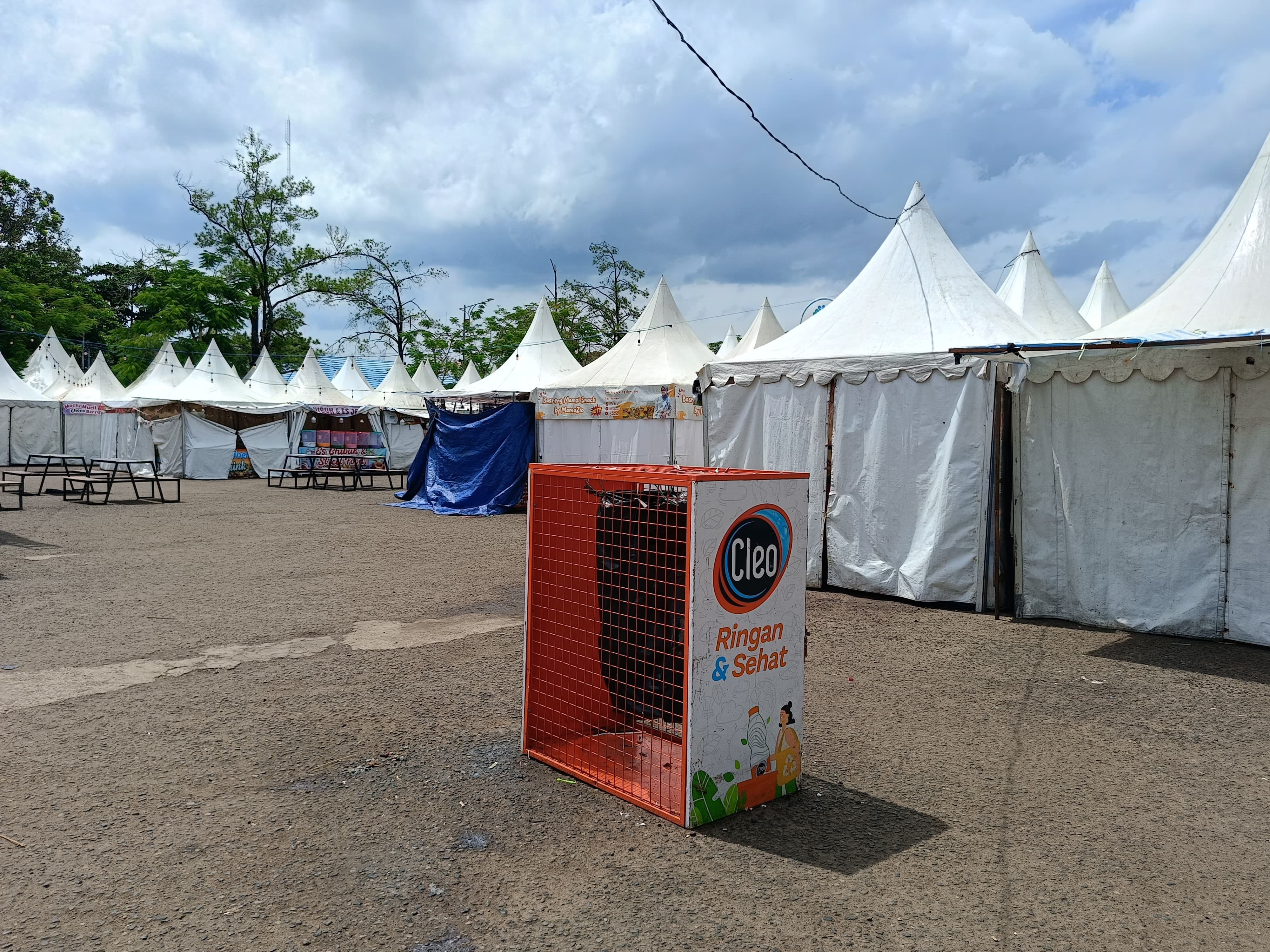SAMPAH: Tempat sampah plastik yang disiapkan di pasar wadai Ramadan di Lapangan Murjani Banjarbaru. (Sheilla /Radar Banjarmasin)