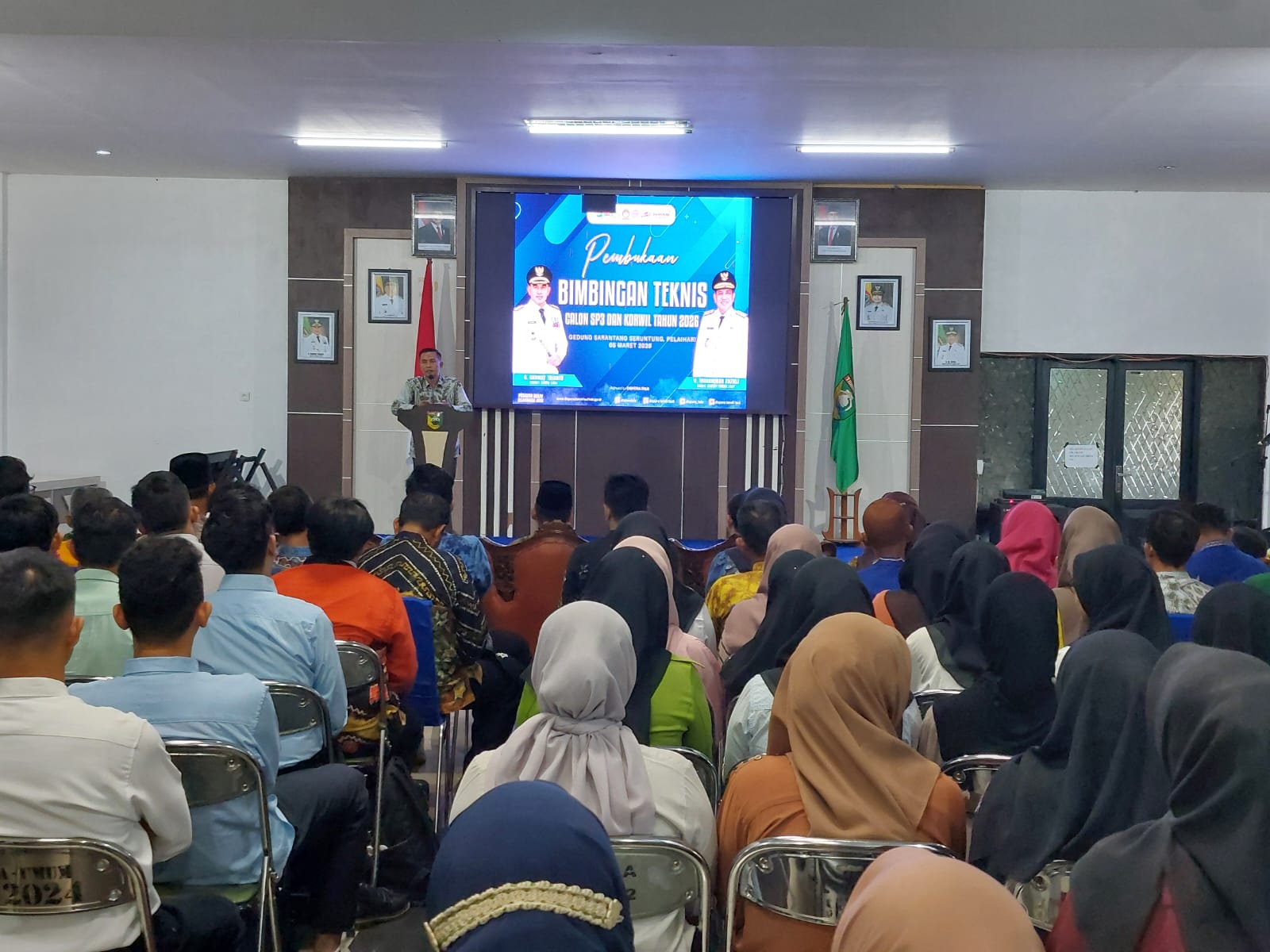 DITINGKATKAN: Kepala Dispora Tala Rudi Imtihansyah saat melaporkan jumlah calon SP3 dan Korwil SP3 di acara bimtek, Kamis (5/3/2026). (Foto : Norsalim Yahya/Radar Banjarmasin)