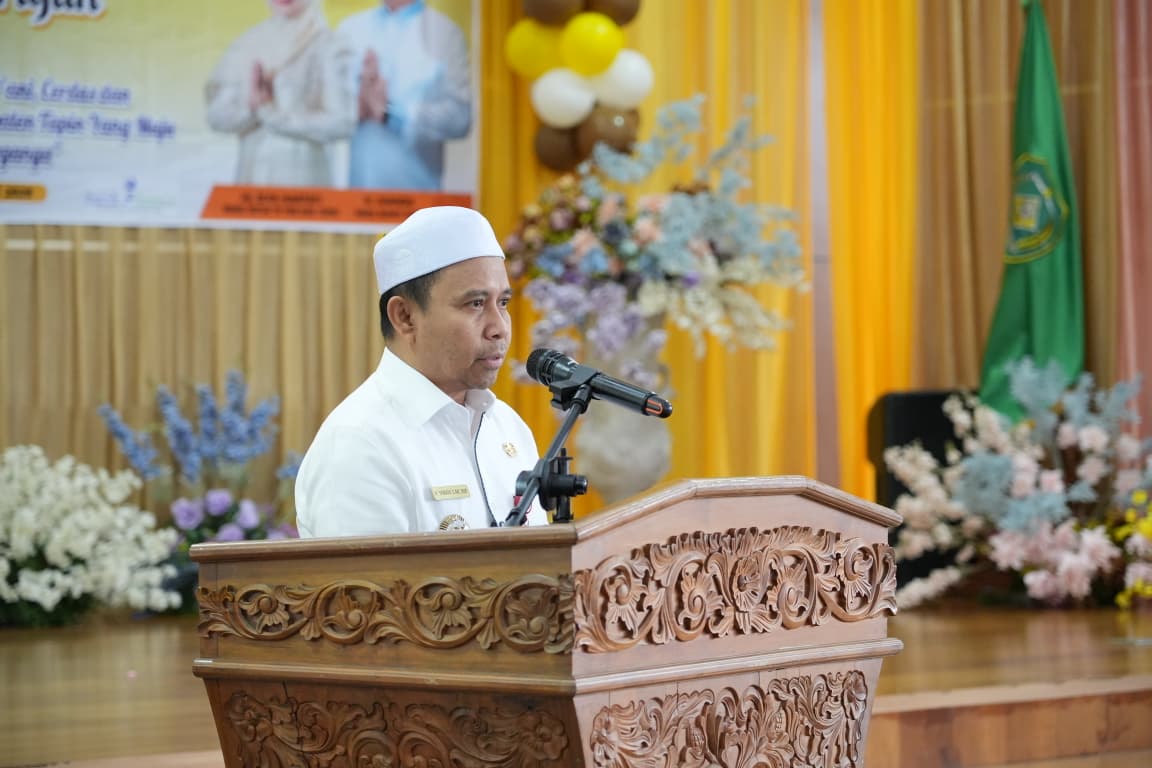 MEMBERITAHUKAN: Bupati Tapin H Yamani memberitahukan bahwa akan memanfaatkan lahan eks tambang untuk ditanami kopi dan porang. (Foto: Rasidi Fadli) 