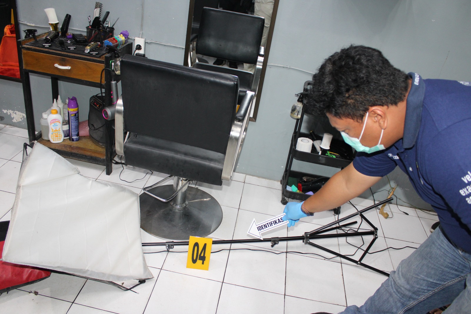OLAH TKP: Seorang karyawan barbershop ditemukan meninggal dunia tanpa busana di Liang Anggang. (Humas Polres Banjarbaru untuk Radar Banjarmasin)