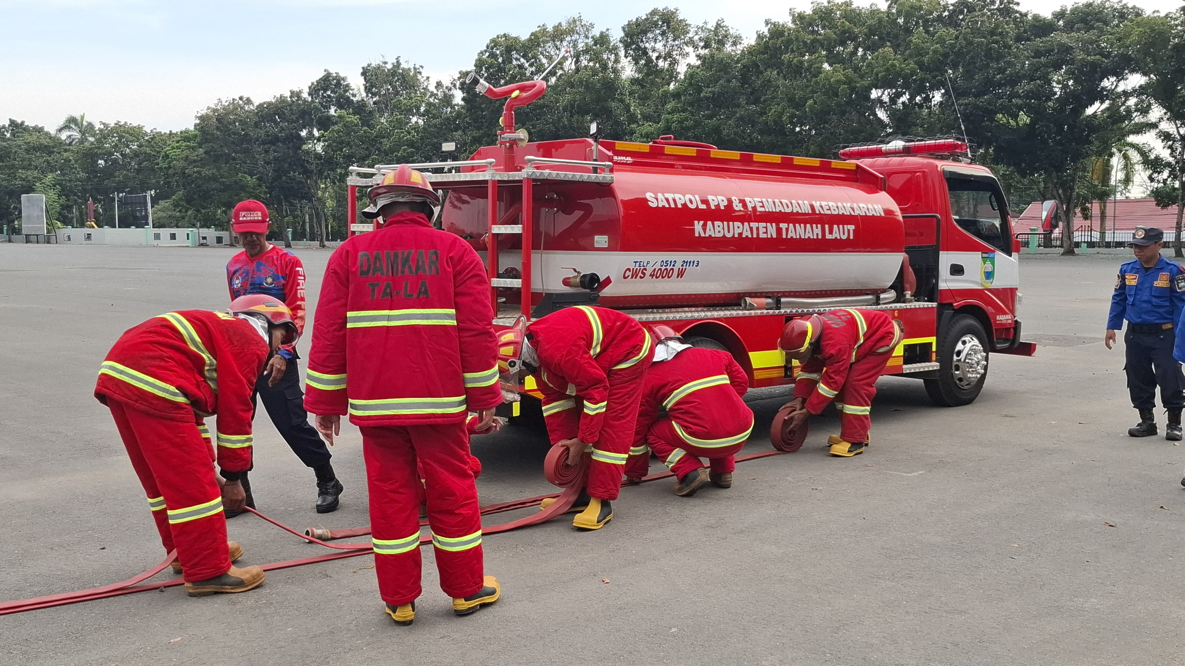 DILATIH : Sejumlah personil damkar yang baru menjalani orientasi dan pelatihan oleh Damkar Tala . (Foto : Satpol PP dan Damkar Tala untuk Radar Banjarmasin)