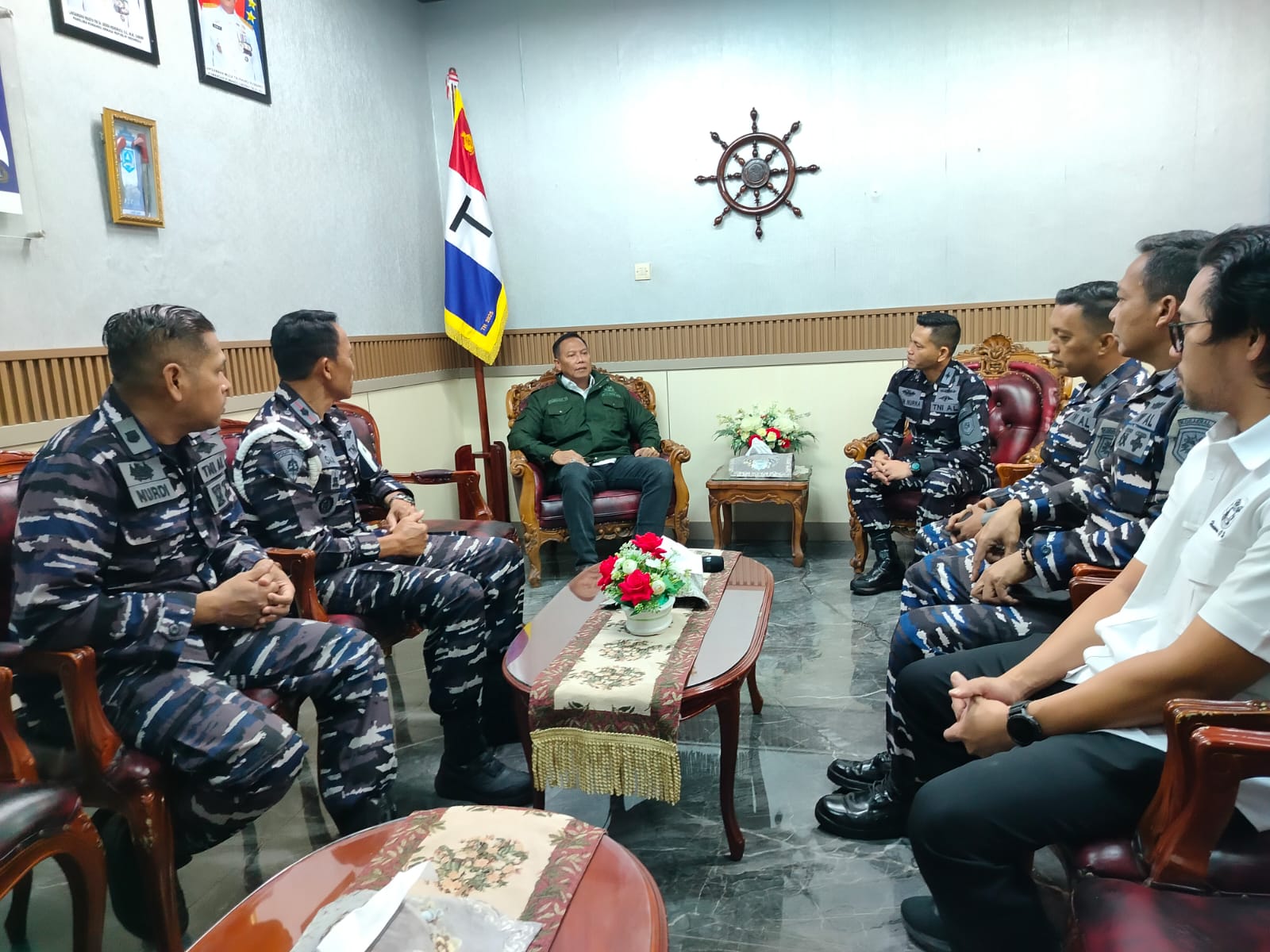 KUNJUNGAN: Anggota Komisi I DPR RI Bambang Heri Purnama berbincang dengan Danlanal Banjarmasin Letkol Laut (P) Galih Nurna Putra saat kunjungan ke Markas Lanal Banjarmasin.//Maulana