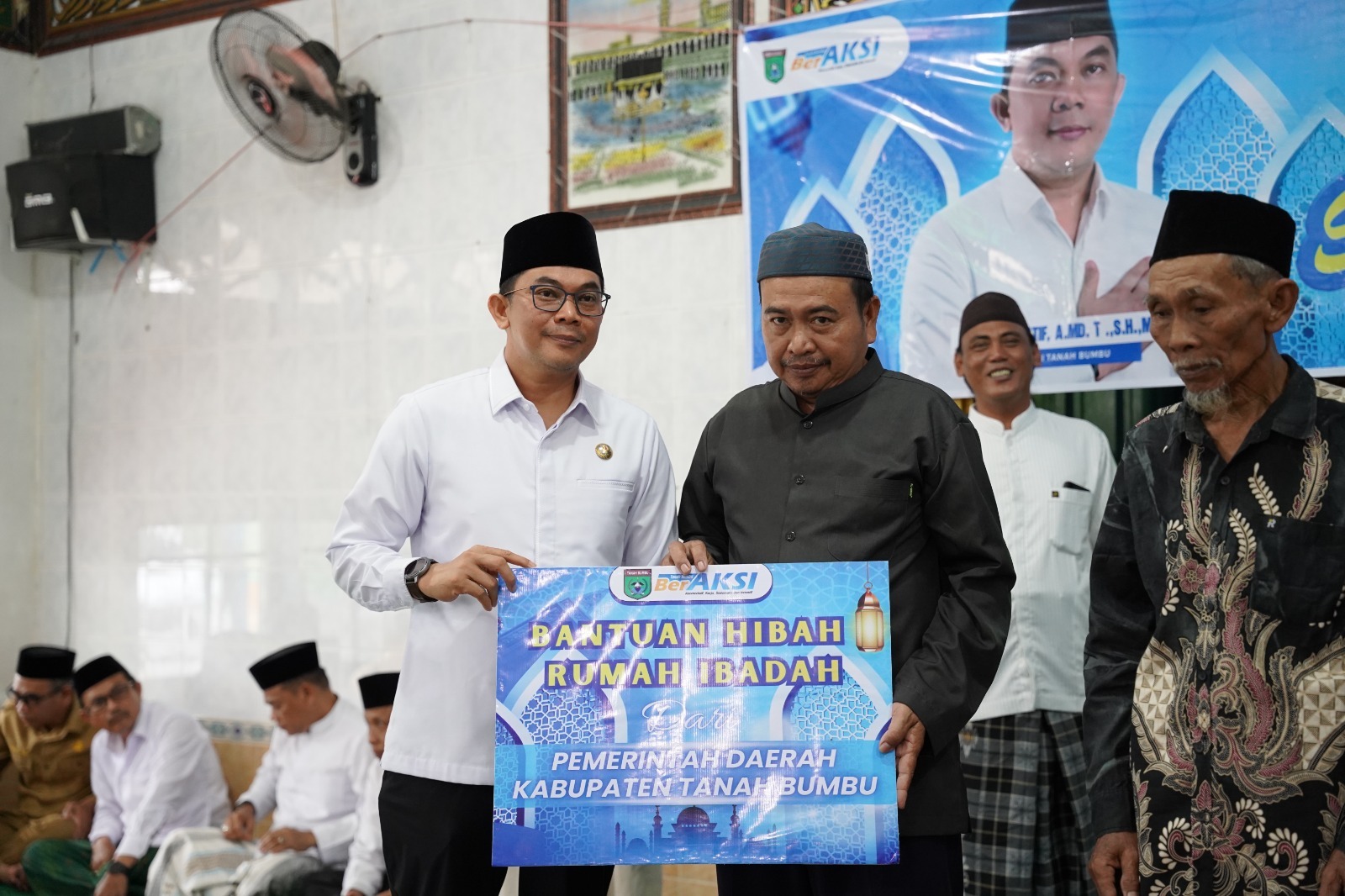 HIBAH:Bupati Kabupaten Tanah Bumbu Andi Rudi Latif menyerahkan hibah untuk rumah ibadah kepada pengurus masjid saat Safari Ramadan 1447 H di Kecamatan Mantewe, Senin (2/3/2026).