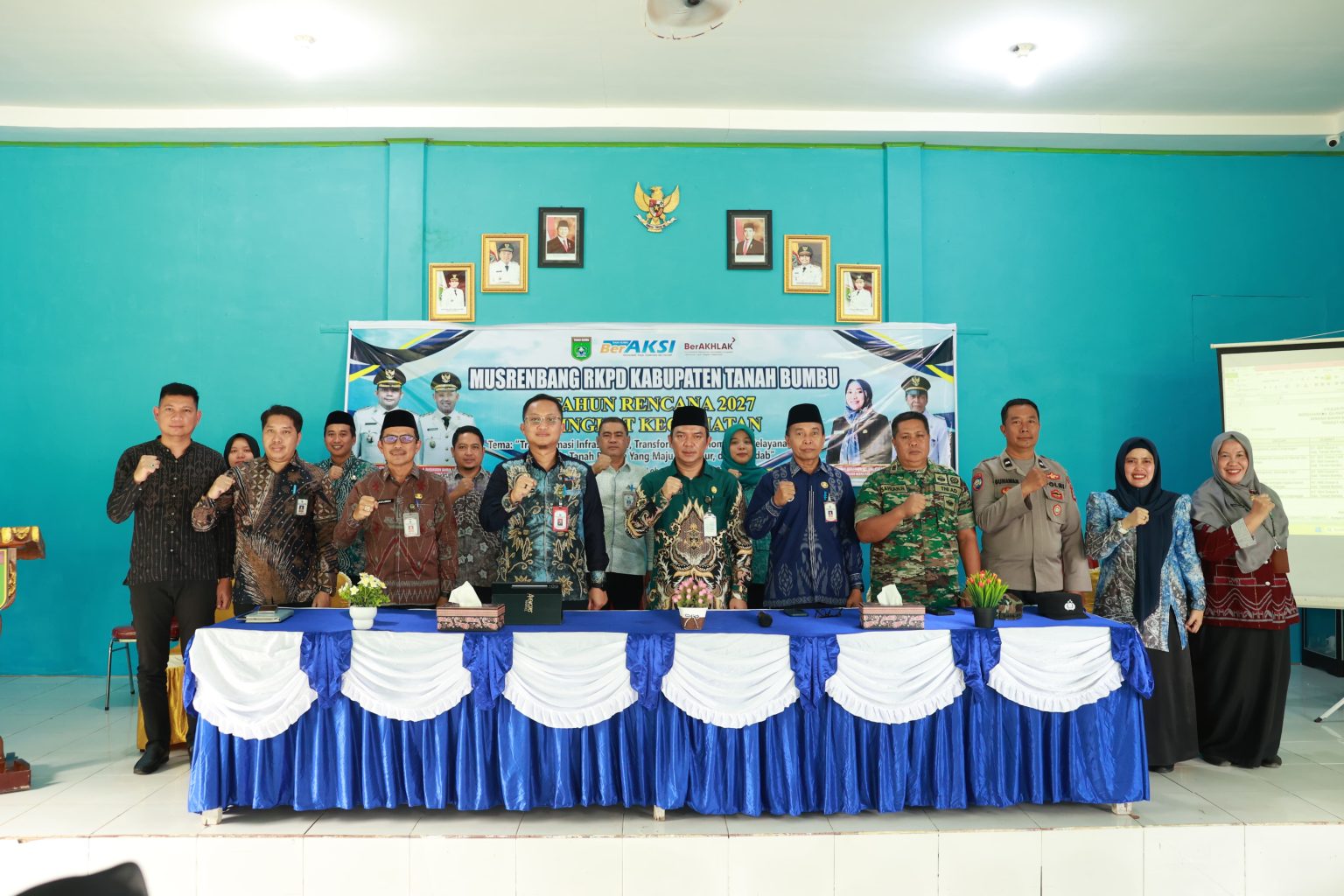 DIBUKA:Asisten Bidang Pemerintahan dan Kesra M Putu Wisnu Wardhana bersama unsur Forkopimcam dan peserta Musrenbang RKPD 2027 Kecamatan Sungai Loban dan Kuranji berfoto bersama usai pembukaan kegiatan