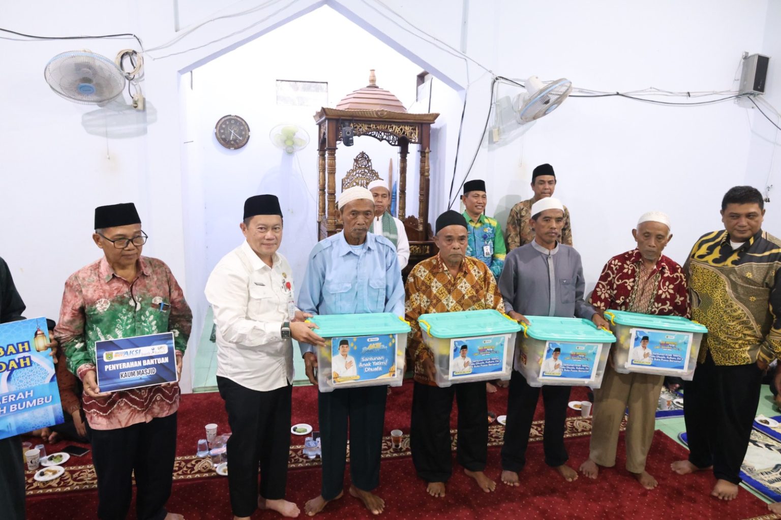 PENYERAHAN:Asisten Ekonomi dan Pembangunan Pemkab Tanah Bumbu, Eryanto Rais menyerahkan bantuan sosial dan hibah kepada kaum masjid, serta warga di Masjid Jami Miftahul Huda.