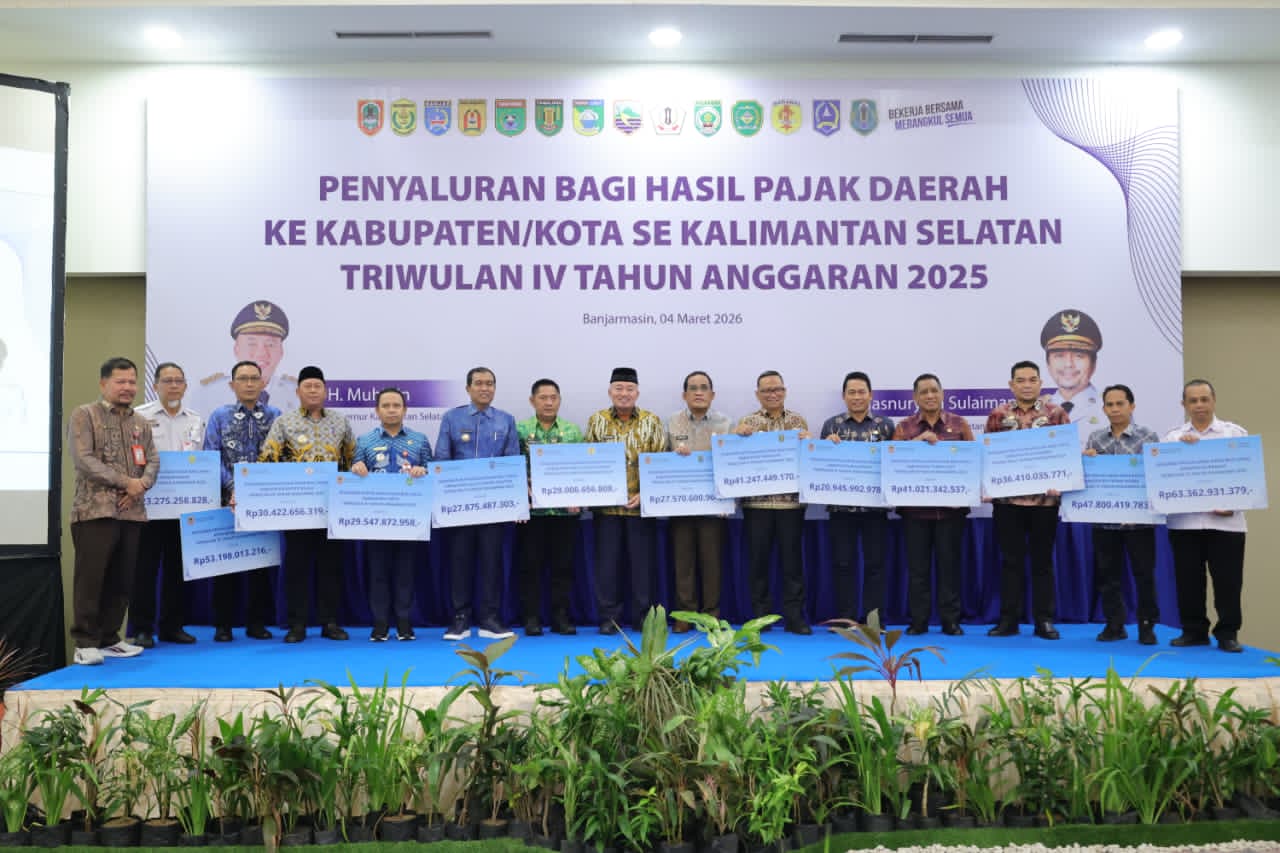 FOTO BERSAMA:Gubernur Kalsel, H Muhidin bersama Bupati/Wali Kota se-Kalsel saat penyaluran DBH Triwulan IV 2025 di Rattan Inn Banjarmasin, Rabu (4/2/2026). 