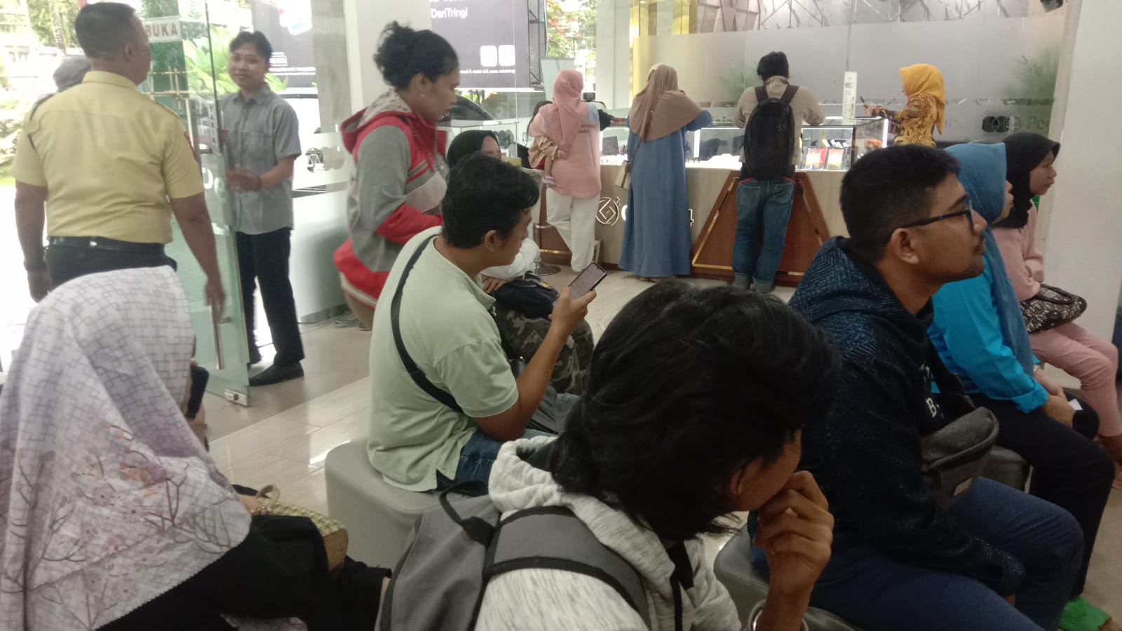 GADAI:Masyarakat antre di Pegadaian Banjarmasin untuk melakukan gadai emas, Kamis (5/3/2026).   