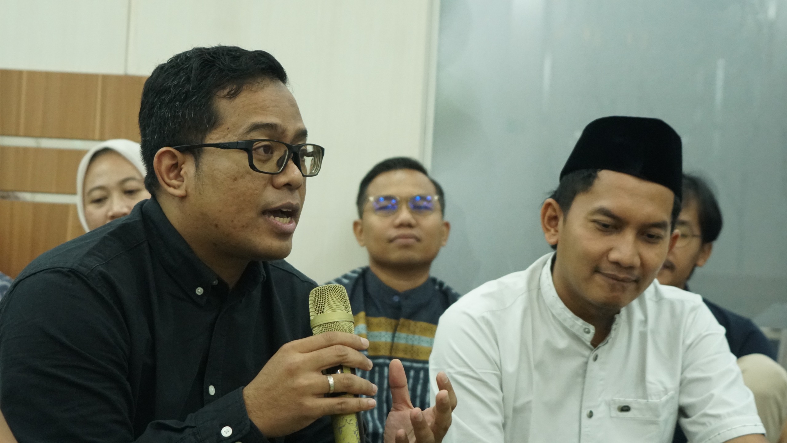 INTERAKSI:Salah satu pegawai yang sedang melakukan diskusi dengan GM PLN UID Kalselteng, saat melaksanakan Care for Asset di PLN UP3 Pangkalan Bun, Senin (2/3/2026).