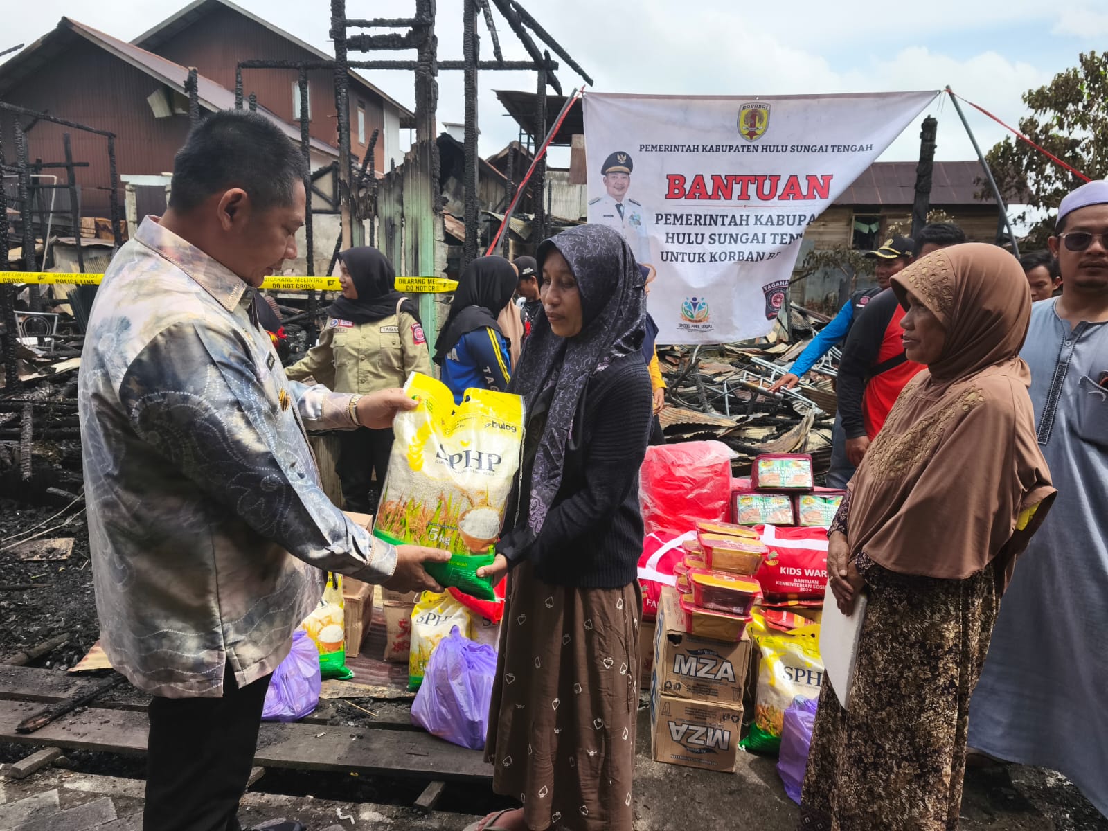 PEDULI:Bupati Samsul Rizal menyerahkan bantuan kemanusiaan kepada korban kebakaran kawasan Bulau Luar, Kamis (5/3/2026).  
