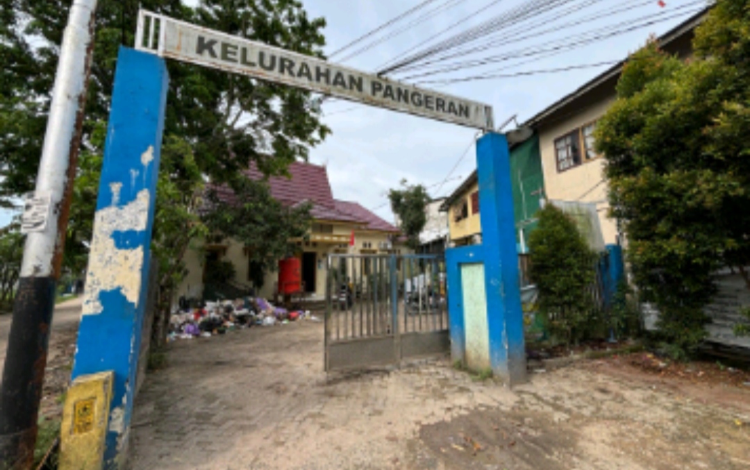 SAMPAH: Halaman Kantor Kelurahan Pangeran, Banjarmasin Utara di Jalan Perdagangan di sore hari sudah mulai dipenuhi sampah. (Zulvan Rahmatan/Radar Banjarmasin)