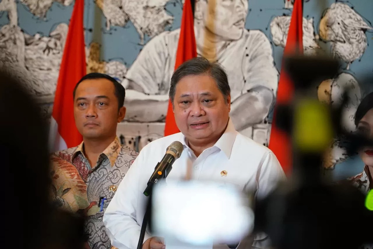 BERI KETERANGAN: Menteri Koordinator bidang Perekonomian Airlangga Hartarto mengungkapkan, pemberian gaji ke-13 akan dicairkan bulan Juni. (Kemenko Perekonomian)
