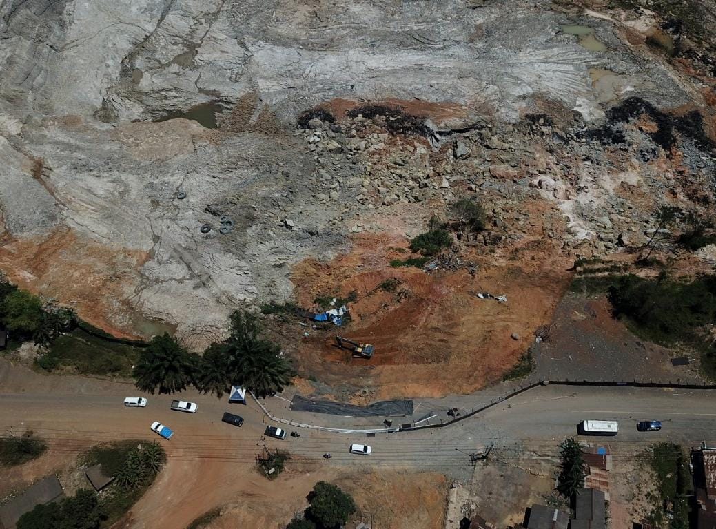 DIDUGA PETI: Kondisi KM 171 Satui yang sebelumnya longsor pada 2022, kini kembali menjadi sorotan akibat kebakaran batu bara di lubang tambang sekitar lokasi.