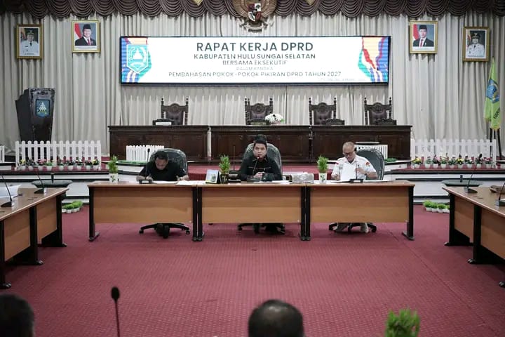 PIMPIN: Ketua DPRD HSS Akhmad Fahmi didampingi Wakil Ketua I Husnan dan Wakil Ketua II M Kusasi saat memimpin forum rapat.